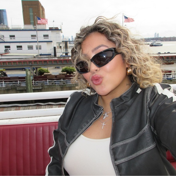 Meet your Posher, Brianna - Picture 3 of 4